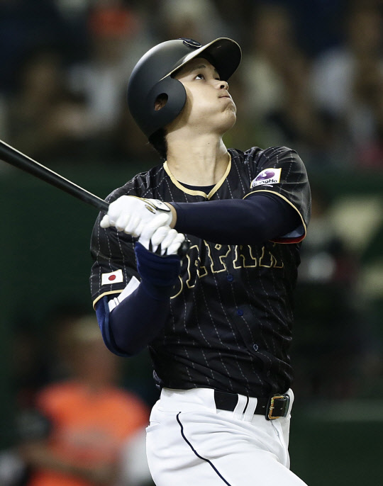 올해 연봉 2억 엔(약 20억6000만 원)에서 7000만 엔 오른 2억7000만 엔(약 28억 원)에 재계약하며 고졸 5년차 최고 연봉 타이기록을 수립한 니혼햄의 오타니 쇼헤이. 사진=연합뉴스